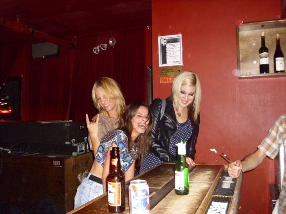 LYNZEE, NOODLES and SHANNON hanging at the bar.