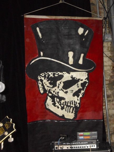 WORLD FAMOUS SKULLS banner