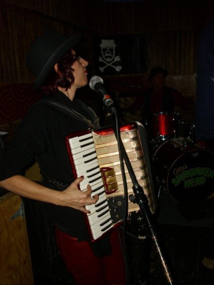 MARNI RICE (Le GARAGE CABARET, MAD JUANA) joins THE STINGERS for a few tunes!