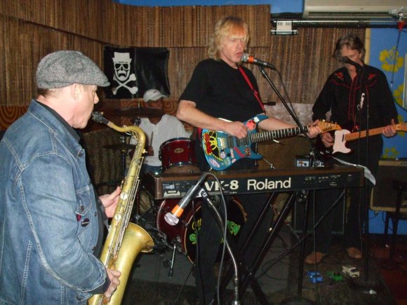 Then DANNY RAY (MAD JUANA and...) also joins STUMBLEBUNNY for a few tunes with SAMMY, CHRIS and DAVID in the background!