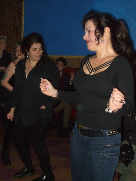 JANIS SHAW (THE CRAYOLAS), PHYLLISS, ZOE STARK and CHERYL WILDCAT dance away as KYLE SHAW watches in the background!