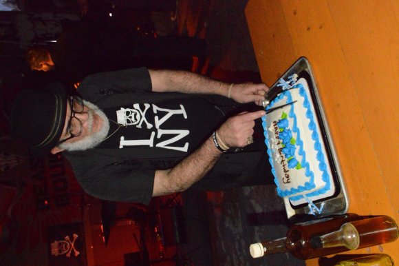 FRANK cuts the cake!